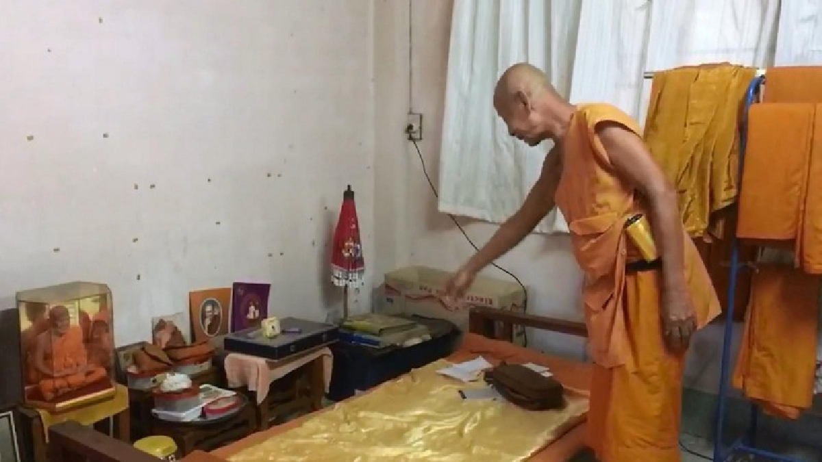 ไม่สนเวรไม่สนกรรม?! โจรใจบาป บุกกุฎิวัดดังสงขลา ฉกพระเลี่ยมทองยกกระเป๋า 11 องค์ มูลค่ากว่า 3 แสนบาท (มีคลิป)