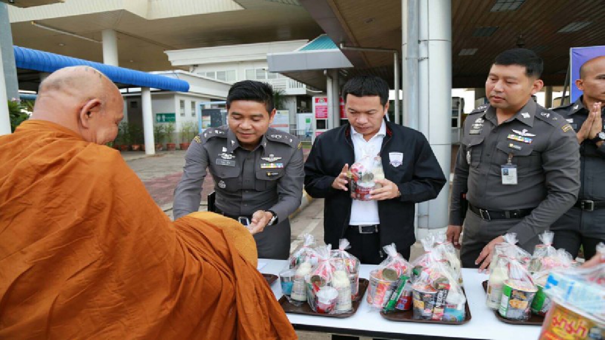 รับบุญสุขใจ! มุกดาหาร ตม.มุกดาหารทำบุญตักบาตร ภายใต้โครงการ "สะพานบุญใหญ่ ศุกร์ใจได้ทำบุญ" สะพานมิตรภาพแห่งที่ 2