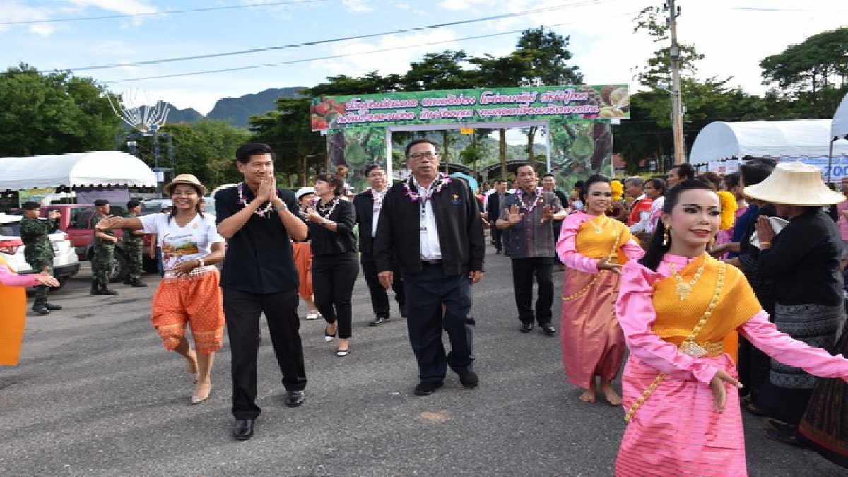 สุดยิ่งใหญ่!! นักท่องเที่ยวแห่เข้างาน "ผลไม้ของดีทองผาภูมิ" จัดยิ่งใหญ่ 5 วัน เอาใจคนรักผลไม้ แถมชมการแสดงจากเหล่าศิลปินชื่อดังมากมาย (คลิป)