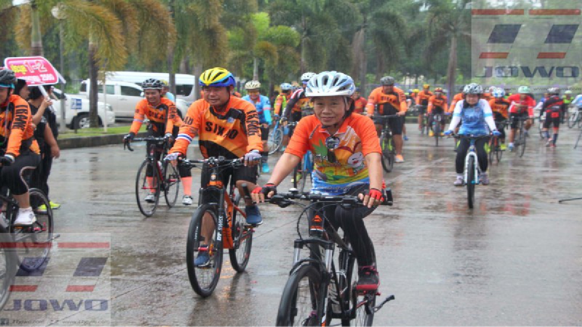 กิจกรรมดีๆ!! ขนส่งจ.ตรัง ปั่นจักรยาน ประชาสัมพันธ์ประมูลเลขทะเบียนรถสวย ท่ามกลางสายฝนโปรยปราย (มีคลิป)