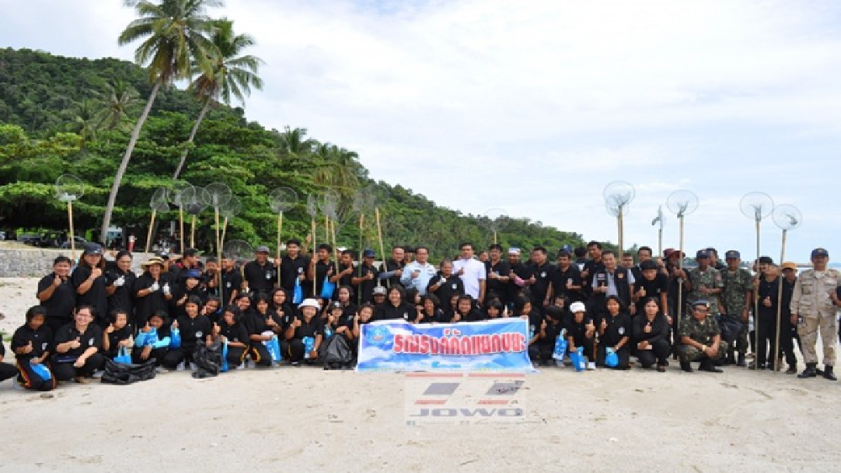 อนุรักษ์สิ่งแวดล้อม!! เยาวชนกว่า 200 คน ร่วมเก็บขยะชายหาด ส่งเสริมการท่องเที่ยว เล่นน้ำดูโลมาสีชมพู (มีคลิป)