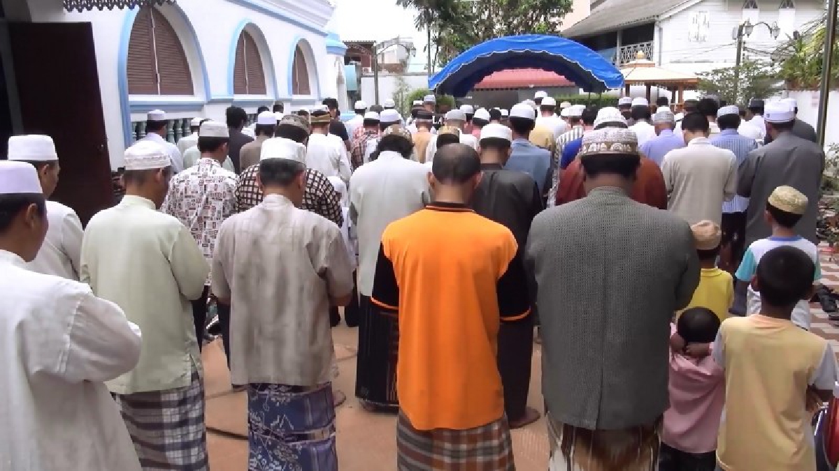 สงขลา!! ชาวไทยมุสลิม ออกไปละหมาด ขอพรพระเจ้าในวันฮารีรายอ อีฎิ้ลฟิตรี จนล้นมัสยิด (มีคลิป)
