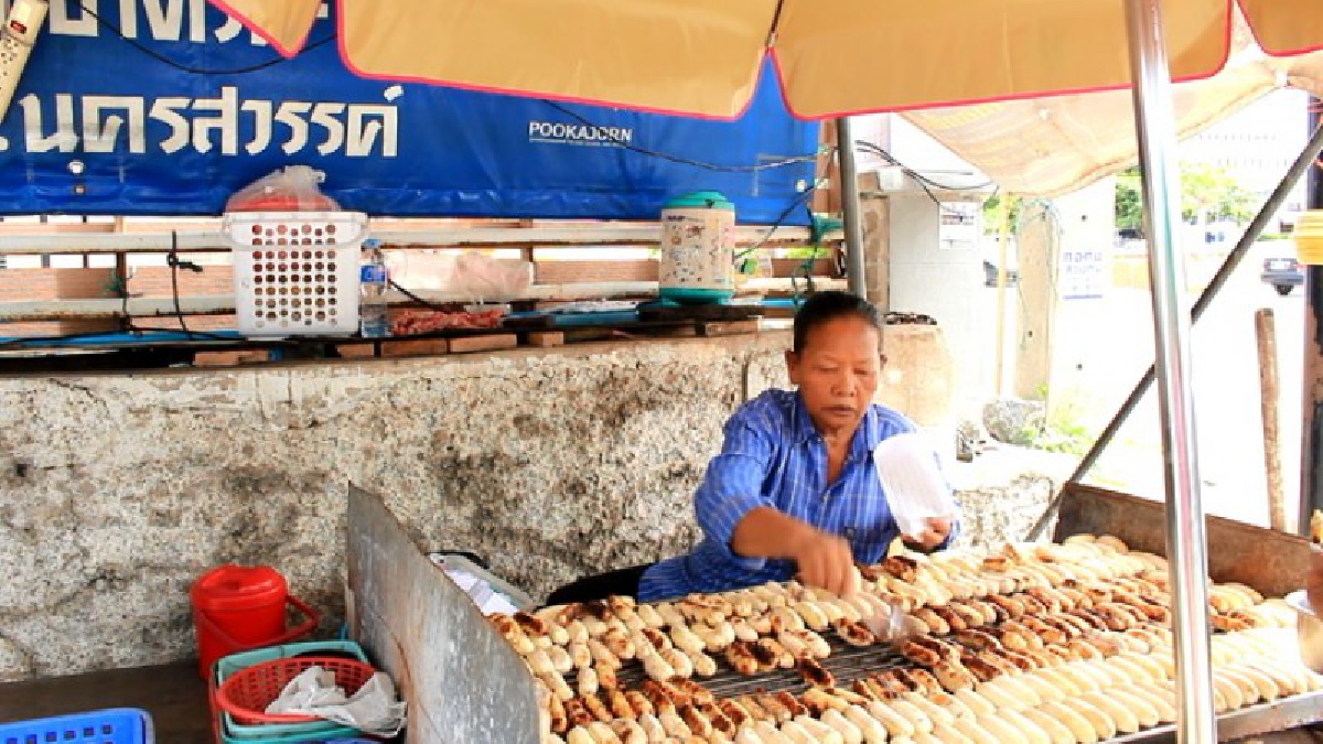 ไม่ง้อลูกค้า!! ร้านกล้วยปิ้งยายหยิ่ง สุดอร่อย ชื่อเสียงเลื่องลือ ใครอยากกินต้องรอ ของดีปากน้ำโพ (มีคลิป)