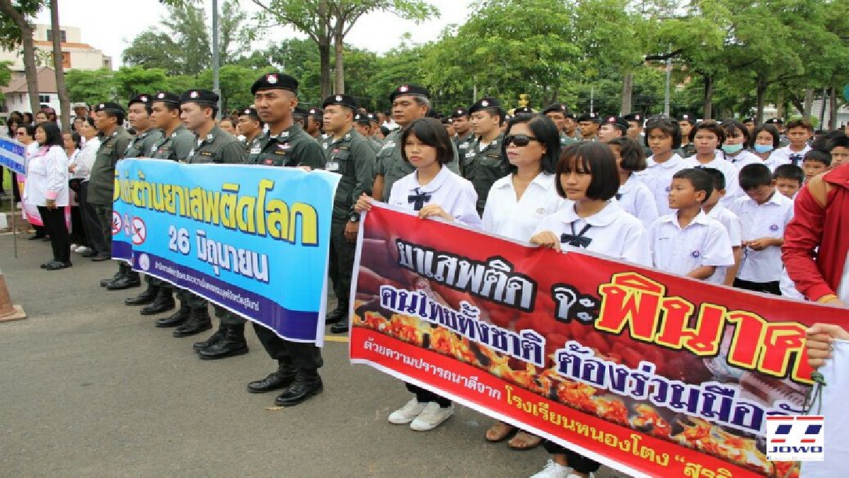 ร่วมมือร่วมใจ!! หน่วยงานต่างๆจ.สุรินทร์จัดกิจกรรมรณรงค์ "ทำดีเพื่อพ่อ สานต่อแก้ปัญหายาเสพติด" เนื่องในวันต่อต้านยาเสพติดโลก (มีคลิป)
