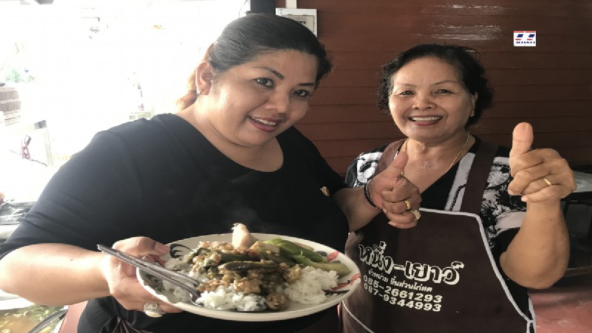 วิไล โภชนา!! ข้าวแกงเตาถ่านโบราณ ขายดี มานานกว่า 30 ปี สู้ชีวิตเริ่มต้นจากข้าวแกงเพียงหม้อเดียว ขายแกงถุงละ 3 บาท (มีคลิป)