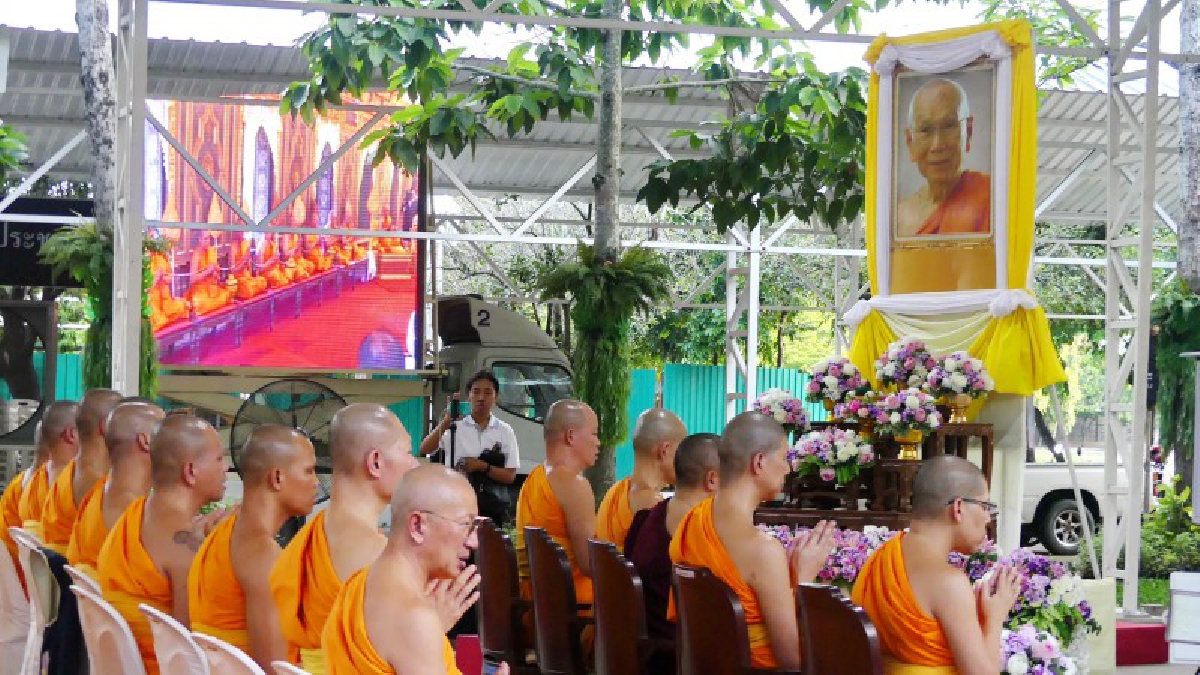 ปทุมธานี ประชาชนชาวตำบลคลองสามและศิษย์วัดพระธรรมกายร่วมพิธีเจริญชัยมงคลคาถาถวายสมเด็จพระสังฆราช พระชันษา90ปี (มีคลิป)
