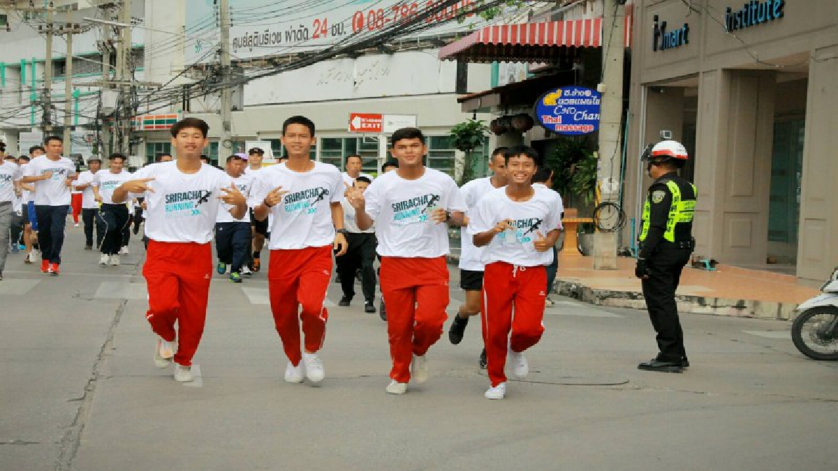 อำเภอศรีราชา จัดกิจกรรม เพื่อร่วมกันทำดีเพื่อพ่อ สานต่อแก้ปัญหายาเสพติด(มีคลิป)