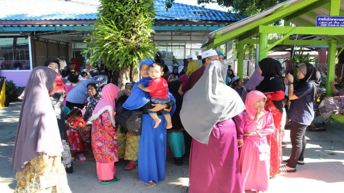 สุดคึกคัก!! ญาติพี่น้องทยอยเยี่ยมผู้ต้องขังในเรือนจำนราธิวาส เพื่อร่วมเฉลิมฉลองในเทศกาล "ฮารีรายอ" และยังคงคึกคักอย่างต่อเนื่อง