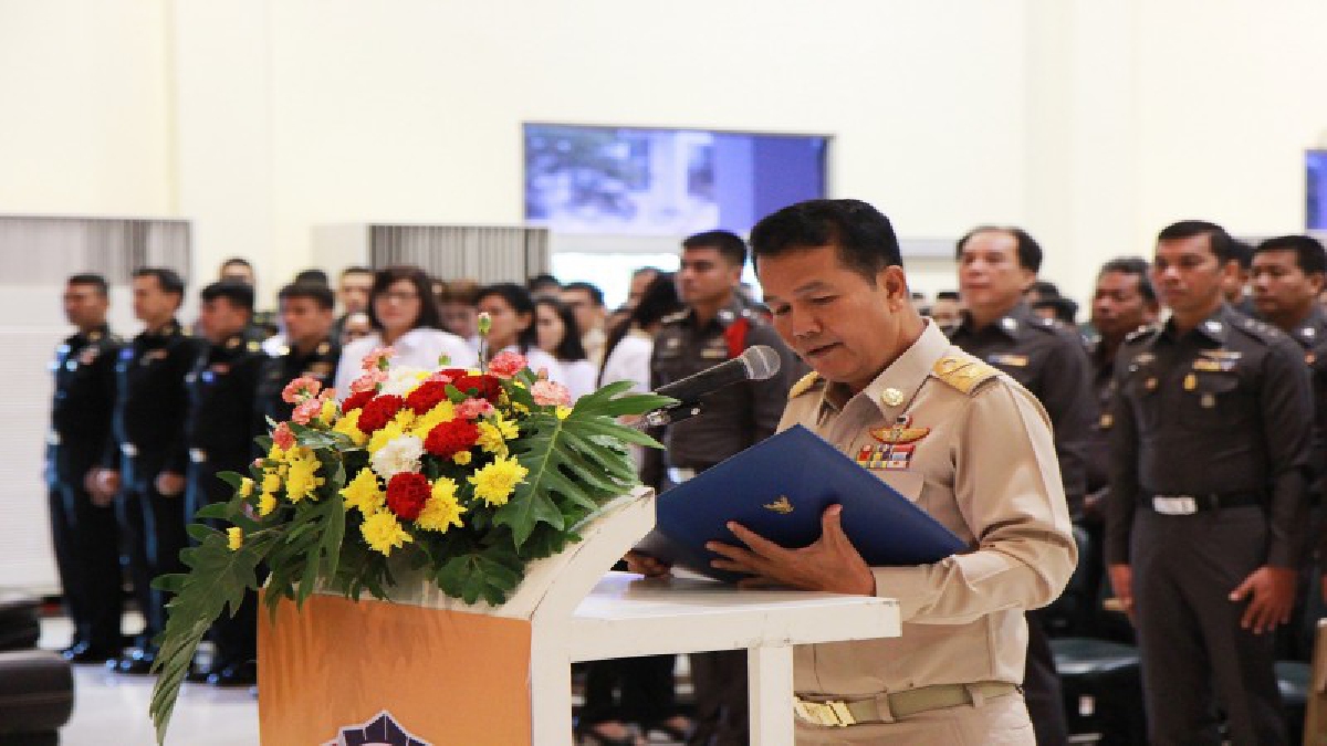 เราจะไม่ยุ่ง!! ผู้ว่าฯชุมพรนำข้าราชการ ทหาร ตำรวจ ประกาศเจตนารมณ์ หน้าพระบรมฉายาลักษณ์ ร.๙ ต่อต้านยาเสพติด ไม่ยุ่งเกี่ยวกับยาเสพติด (มีคลิป)