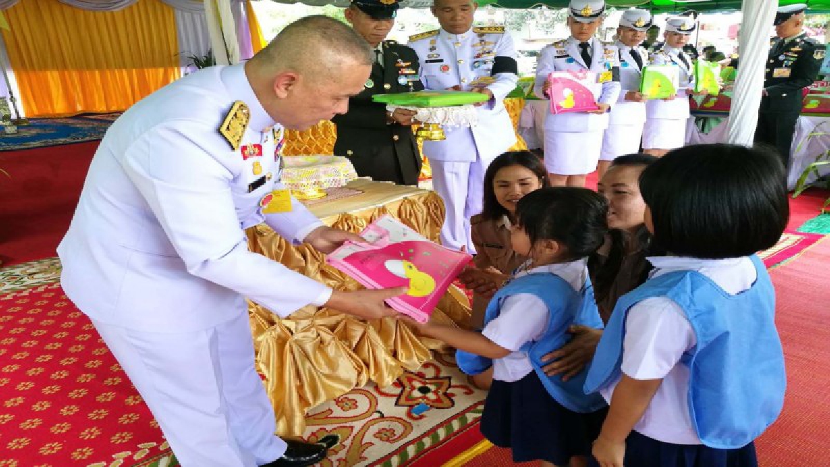 มุกดาหาร!!!ผู้แทนพระองค์ อัญเชิญเครื่องเขียนและอาหารพระราชทาน แก่นักเรียนครูและผู้ปกครอง ที่อำเภอนิคมคำสร้อย