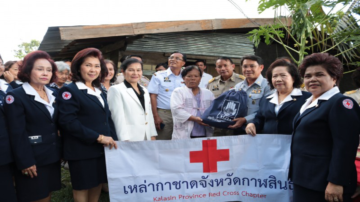 ความสุข..มาก่อน!? ผู้ว่าฯยกเป็นกรณีศึกษาไม้พะยูงล้มทับบ้านนาน 3 เดือน ชี้ต้องบำบัดทุกข์บำรุงสุขชาวบ้านมาก่อนเป็นอันดับ 1 ไร้คนสนใจ!?(มีคลิป)