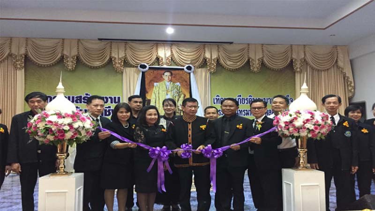 ศรีสะเกษ - เปิดโครงการมหกรรมสร้างงาน สร้างอาชีพ เทิดพระเกียรติพระบาทสมเด็จพระปรมิทรมหาภูมิพลอดุลยเดช ประจำปีงบประมาณ 2560 (มีคลิป)
