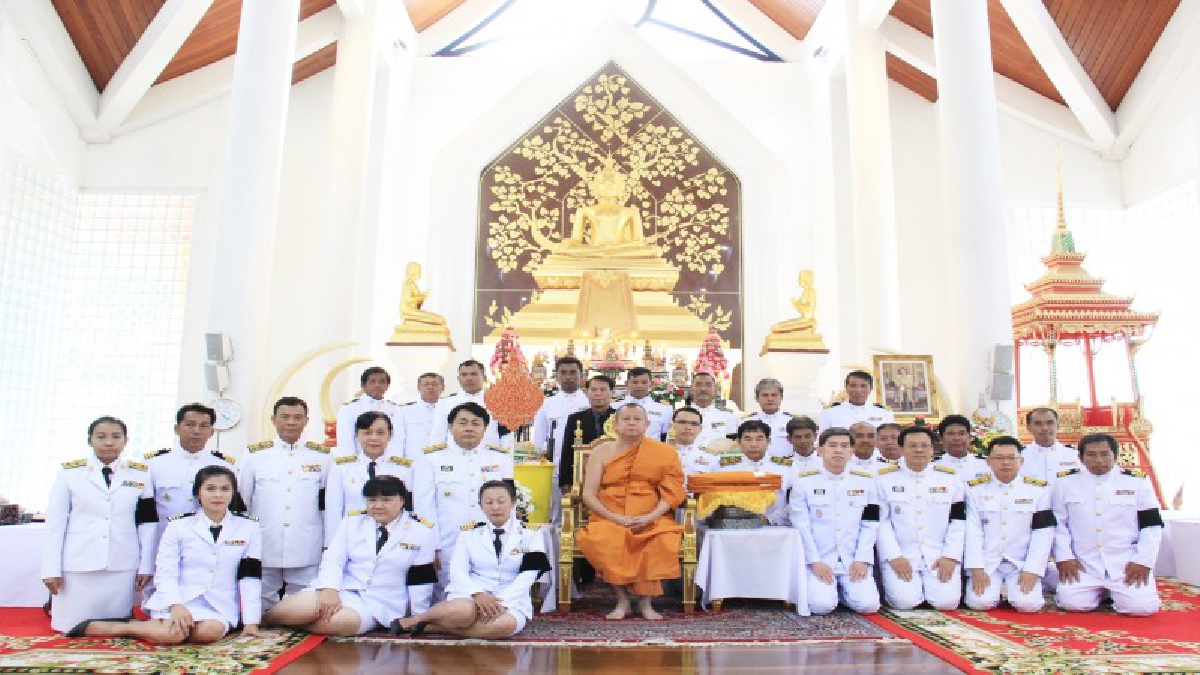 ผู้ว่าระยอง!! ถวาย"สังฆทาน"พระราชทานถวายแด่พระสงฆ์ที่ร่วมสวดพระพุทธมนต์ สดับปกรณ์และเจริญพุทธมนต์ในงานพระราชพิธีทรงบำเพ็ญพระราชกุศล (คลิป)