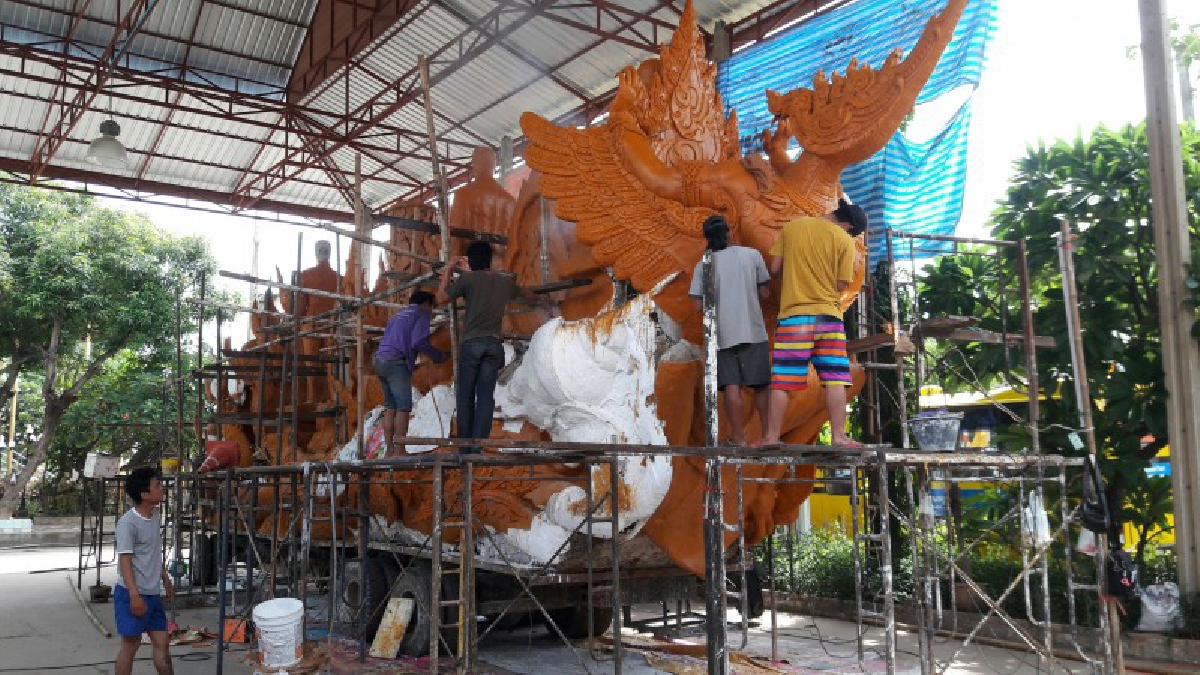อุบลราชธานี!! ช่างเทียน "วัดไชยมงคล" เร่งสร้างต้นเทียนแกะสลักขนาดใหญ่ โดยต้นเทียนในปีนี้ เป็นการแสดงความอาลัย รัชกาลที่ 9 (มีคลิป)