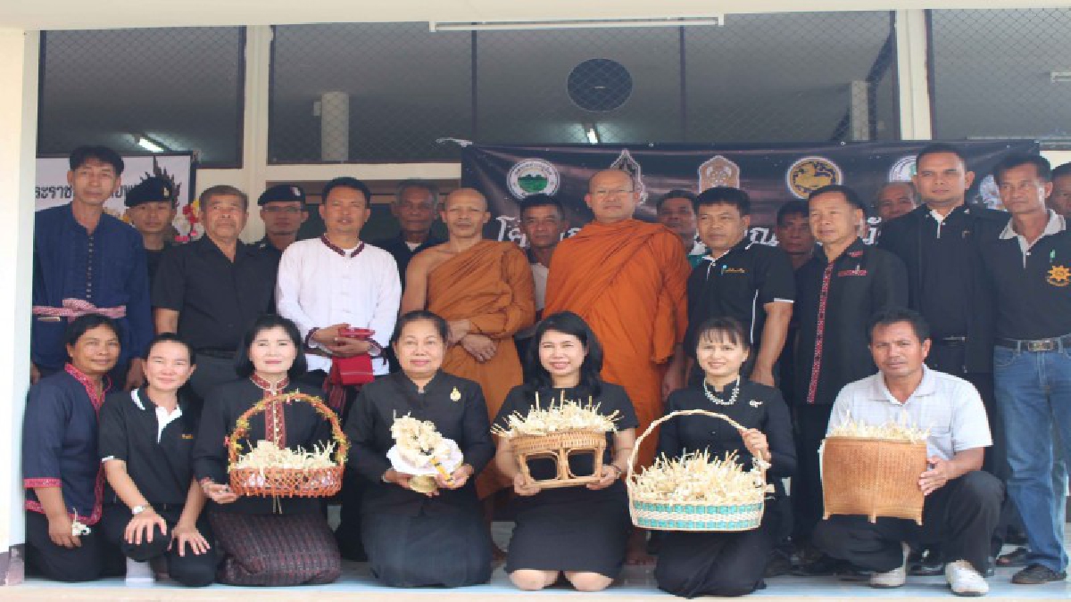 จ.กาฬสินธุ์ อ.สหัสขันธ์ นำชาวบ้านและนักเรียน ร่วมเป็นจิตอาสาประดิษฐ์ดอกไม้จันทน์ ร่วมประดิษฐ์ดอกไม้จันทน์จากใจถวายพ่อ (มีคลิป)
