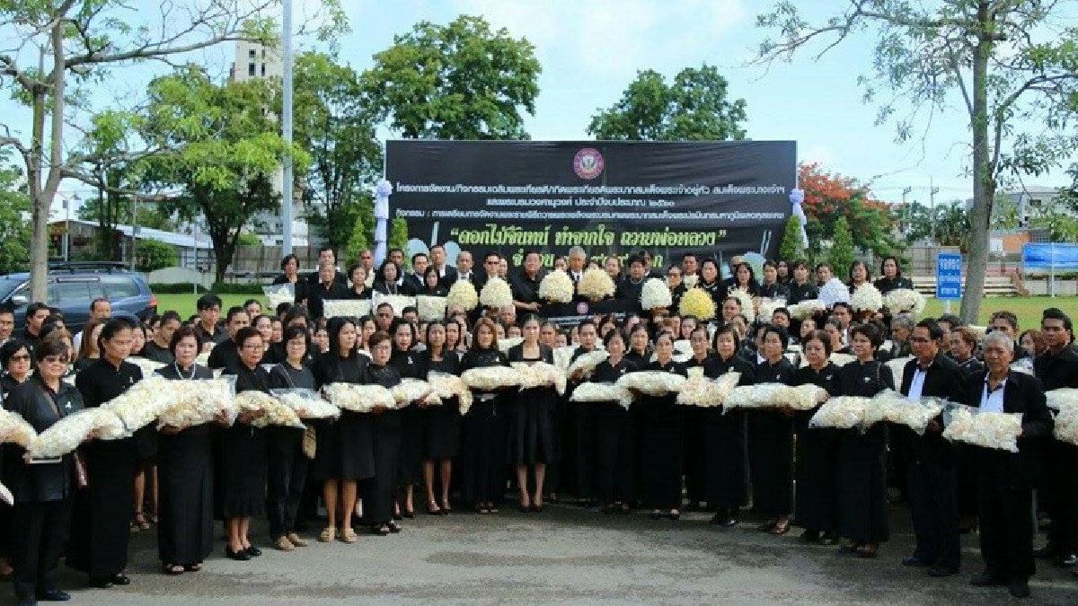 ทำจากใจถวายพ่อ!! ทน.สุราษฎร์ มอบดอกไม้จันทน์ 99,999 ดอก ให้กับผู้ว่าราชการฯ เพื่อนำไปใช้ในพระราชพิธีถวายพระเพลิงพระบรมศพ ร.๙ (มีคลิป)