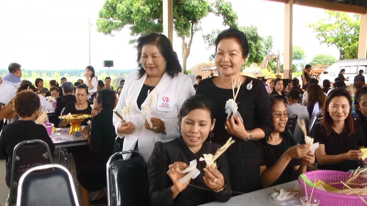 ร่วมแรง...ร่วมใจ!! ประชาชนจังหวัดนครพนมร่วมประดิษฐ์ "ดอกไม้จันทน์" ถวายในพระราชพิธีถวายพระเพลิงพระบรมศพพ่อหลวง ร.๙ (มีคลิป)