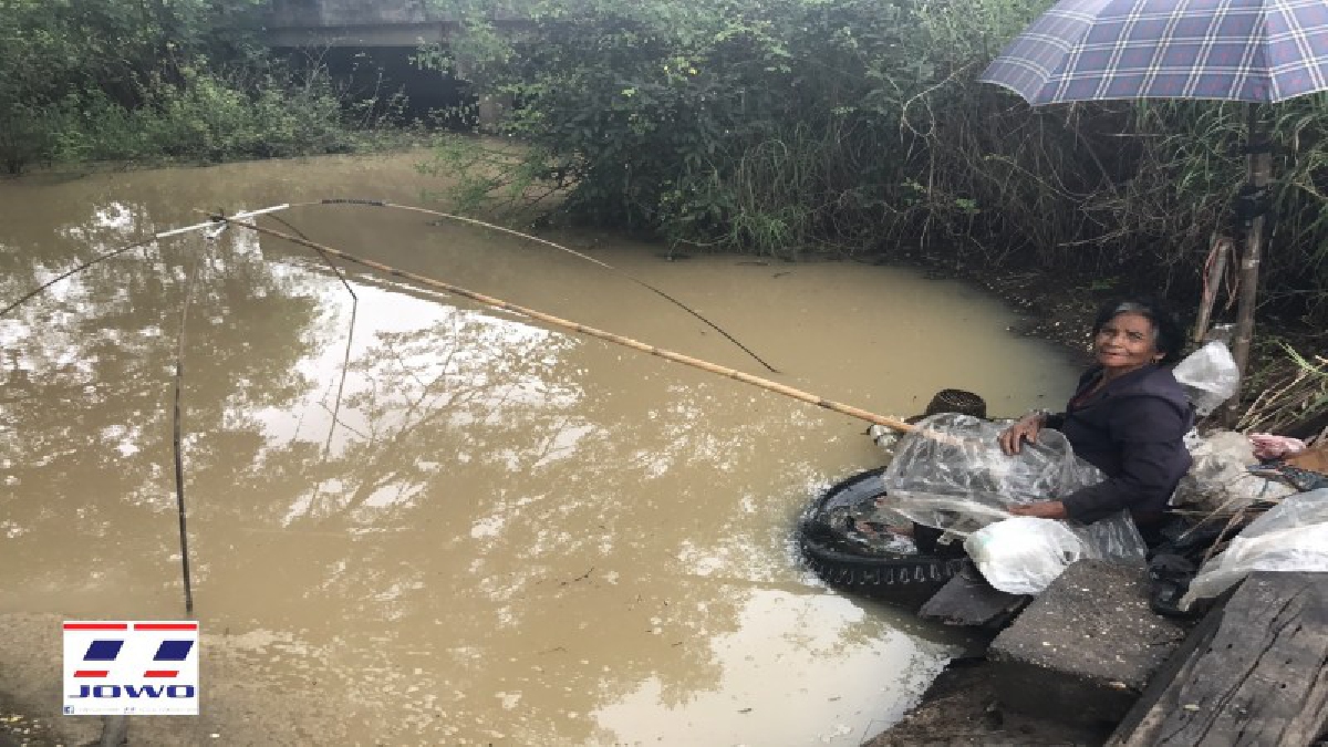 สุดทึ่ง!! แม่เฒ่าเมืองท่าบ่อวัย 90 ปี ยังคงแข็งแรง หลังฝนตกหนัก มีปริมาณมากเกิดน้ำท่วมขังตามคลองน้ำ ออกหาปลาสร้างรายได้อย่างงาม (มีคลิป)