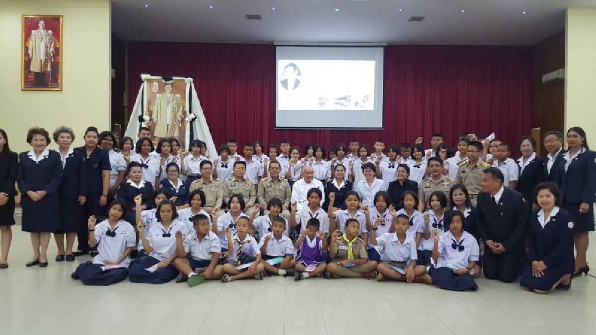 สระแก้ว!! เปิดโครงการ "รถตัดแว่นสายตาเคลื่อนที่" อ่านเขียนได้ ไม่ต้องถามเพื่อนเพื่อเด็กนักเรียนในชนบท (มีคลิป)