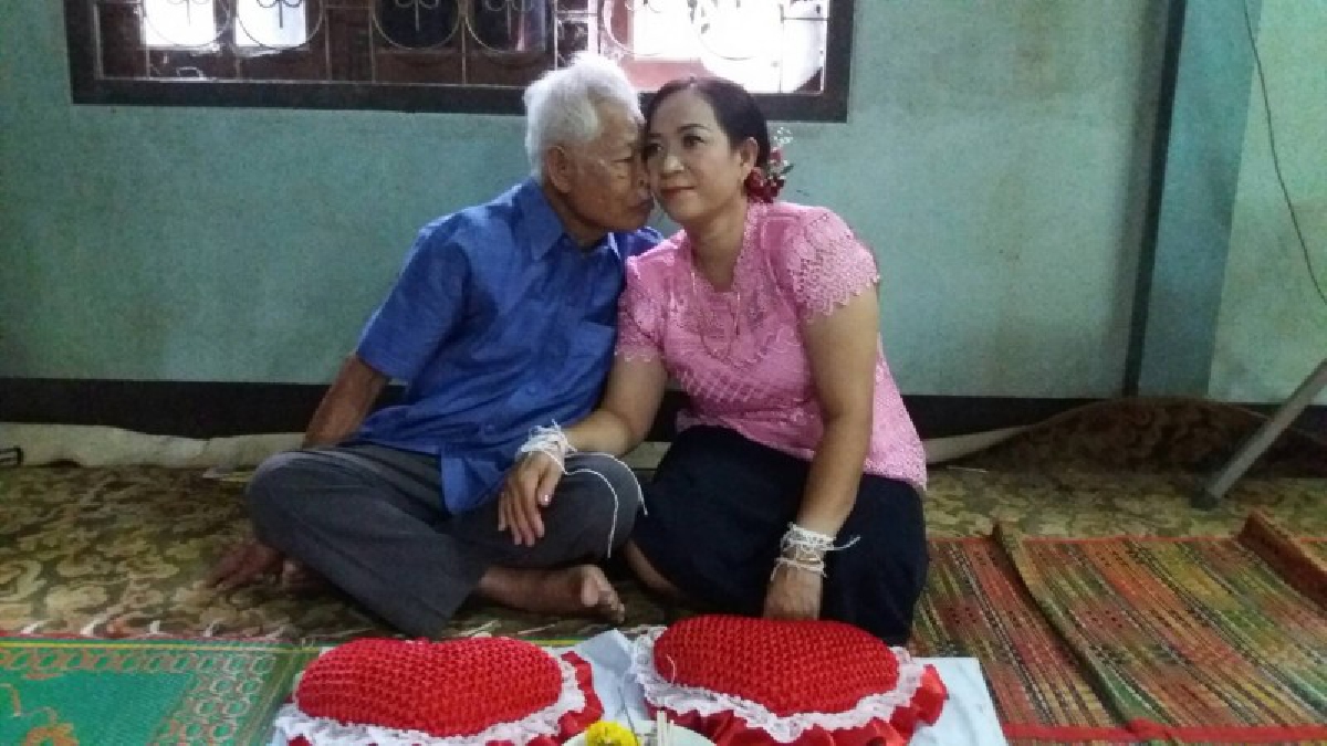 ความรักช่างหอมหวาน!! คุณปู่วัย 81 ยกขันหมากขบวนใหญ่ สู่ขอสาววัย 46 เข้าประตูวิวาห์ หลังคบหาดูใจกัน 3 เดือน เผยเหตุพบรักสุดประทับใจ (ชมคลิป)