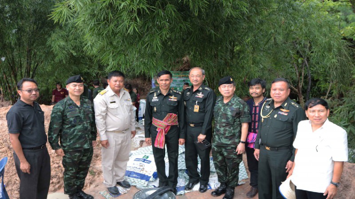 รองผอ.ศูนย์ปรองดองฯติดตามโครงการหัวใจเดียวกันพร้อมมอบกระสอบทรายสร้างฝายมีชีวิตถวายในหลวง ร.9 (มีคลิป)