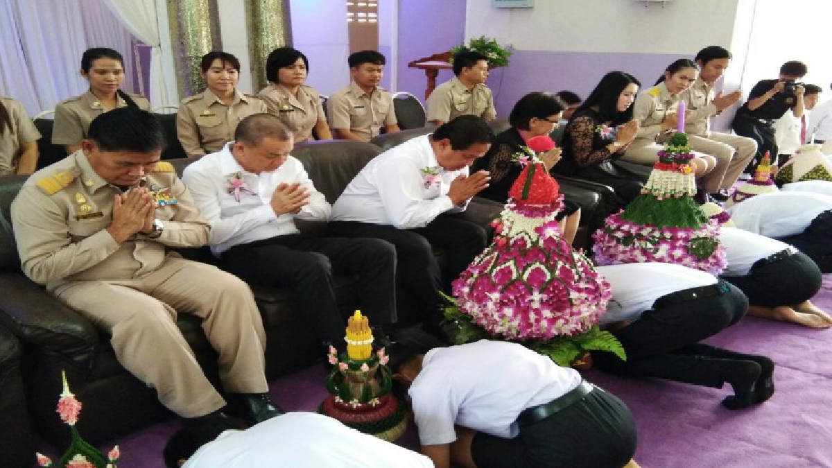 โรงเรียนเทศบาล 4 ฉลองรัตน์ และวิทยาลัยอาชีวศึกษาเทศบาลเมืองหนองคาย จัดกิจกรรมพิธีไหว้ครู ประจำปี 2560 (มีคลิป)