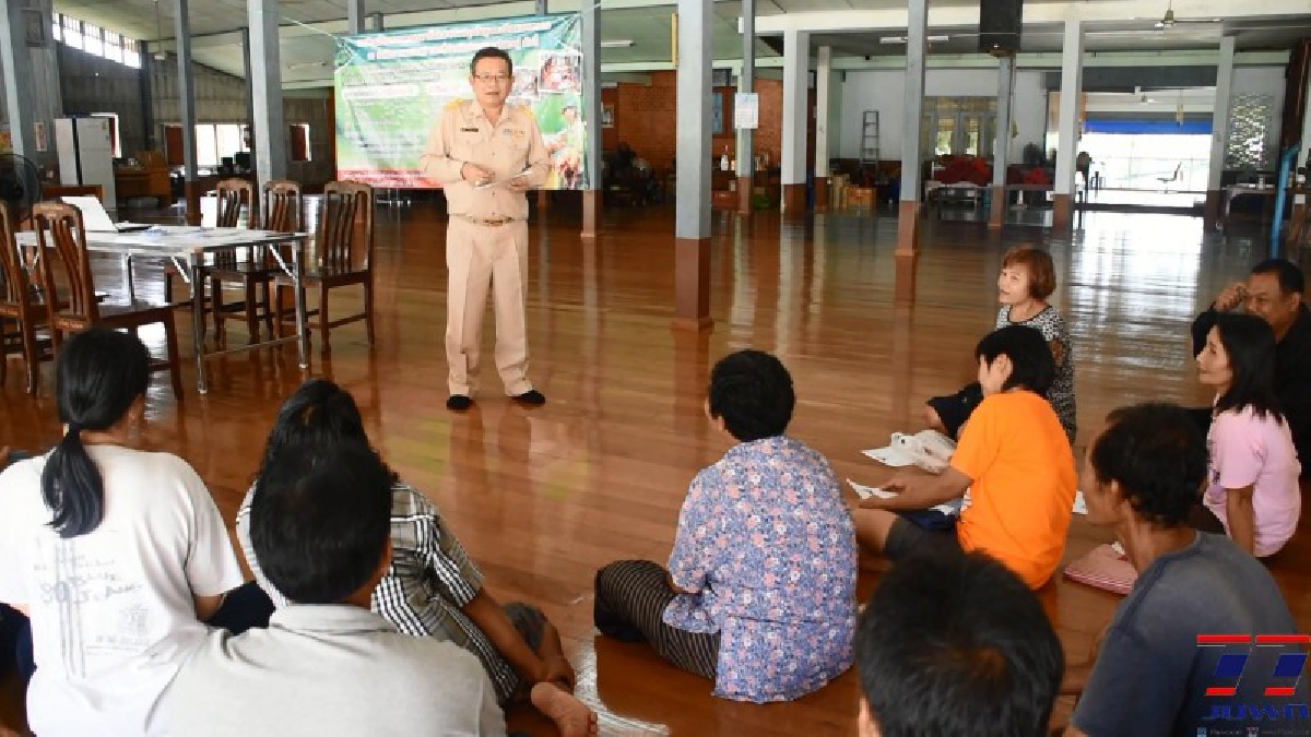 สำนักงานเกษตรจันทบุรี!! เร่งรุกลงพื้นที่ปลูก "มะพร้าว" อำเภอเมือง เพื่อขึ้นทะเบียนและปรับปรุงข้อมูลทะเบียนเกษตรกรปี 2560 (มีคลิป)