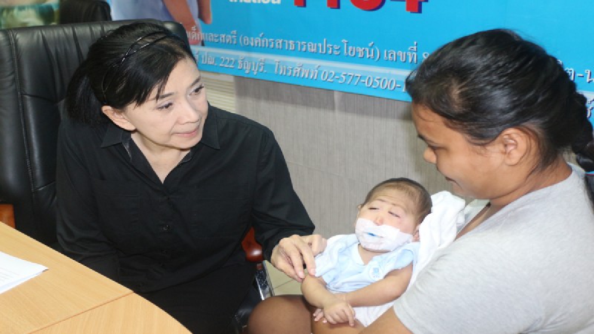 สงสารจับใจ!! แม่เด็กวัย 8เดือน หอบลูกน้อยร้องมูลนิธิปวีณา วอนขอความช่วยเหลือ หลังลูกพิการไม่มีรูจมูกและเยื้อหุ้มสมอง แถมพ่อเด็กก็ทิ้งไม่ใยดี