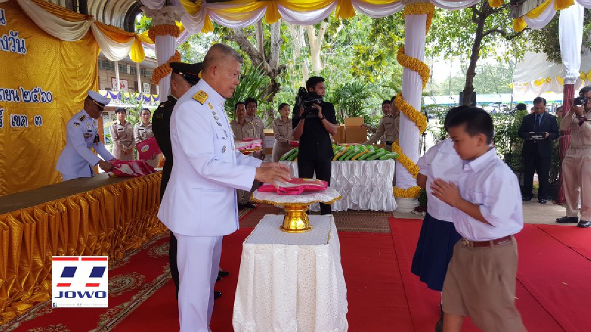 สำนึกในพระมหากรุณาธิคุณ!! สมเด็จพระเจ้าอยู่หัว พระราชทานเครื่องเขียน แก่นักเรียนในถิ่นทุรกันดารในพื้นที่ 4 อำเภอของจังหวัดสุรินทร์ (มีคลิป)