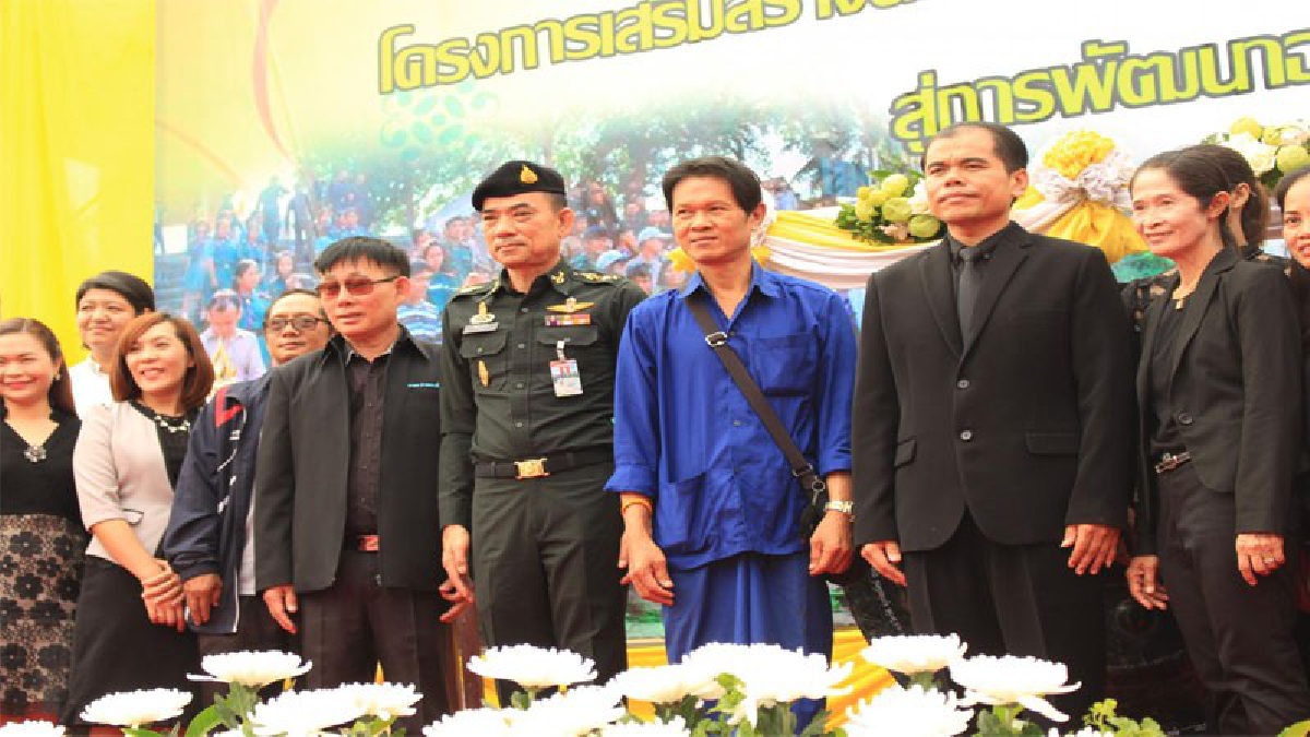 อบต.นครสวรรค์หัวใส!! จัดงาน ดึงอดีตผู้ว่าติดดินดีกรี ดร.แต่งชุดชาวนาเรียกเสียงฮือฮาให้คนที่มาร่วมงาน (มีคลิป)