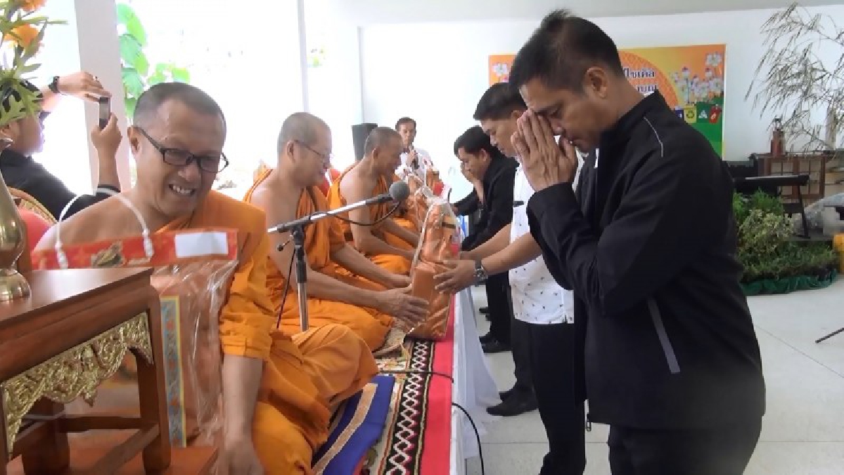 เทศบาลเมืองเขารูปช้าง ทอดผ้าป่าขยะรีไซเคิล เปลี่ยนขยะเป็นกองบุญ สมทบทุนช่วยเหลือพระพุทธศาสนาและจัดซื้อวัสดุอุปกรณ์ให้ผู้ป่วยติดเตียง(มีคลิป)