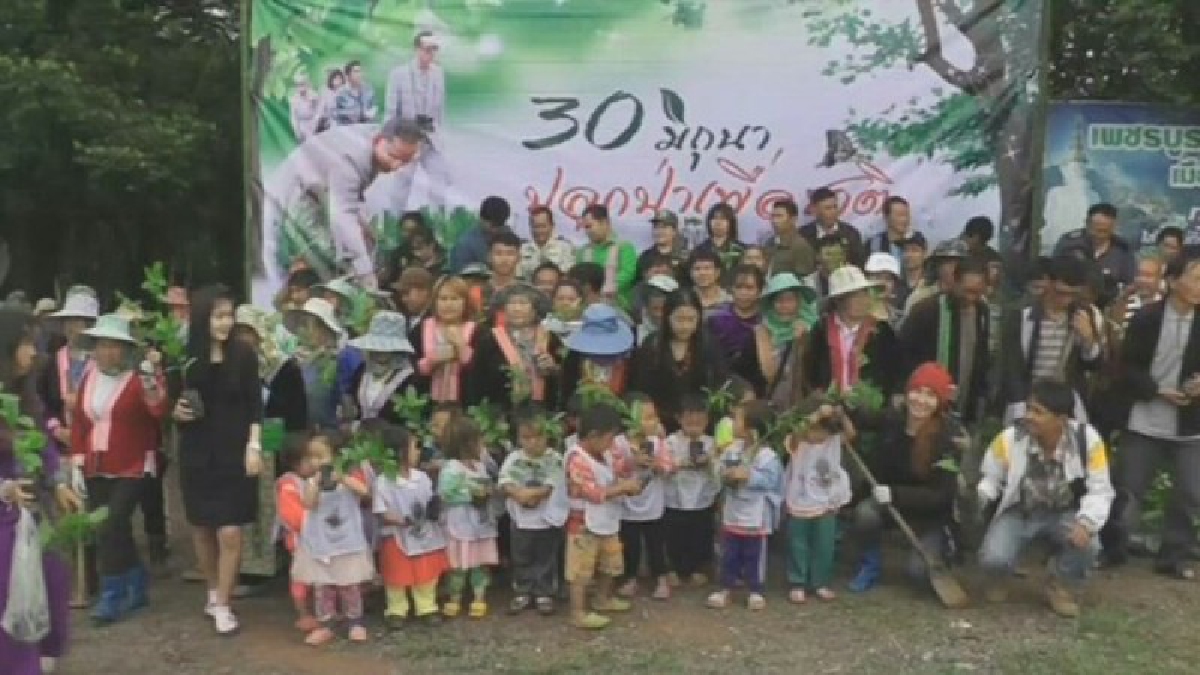 ชาวม้งทับเบิก!! พร้อมใจ "ปลูกป่าทดแทน รักษาต้นน้ำ" สานต่อปณิธานรัชกาลที่ 9 ถือคติหากไม่มีป่าจะเกิดปัญหาทางธรรมชาติมากมาย จงช่วยรักษาไว้