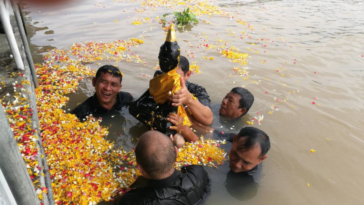 สุพรรณบุรี!! วัดเถรพลายจัดพิธี "อุ้มพระดำน้ำ" ตามประเพณีที่ปฏิบัติสืบต่อกันมาเพื่อความเป็นสิริมงคล ชาวบ้านเชื่อทำให้ชีวิตดีขึ้น! (มีคลิป)