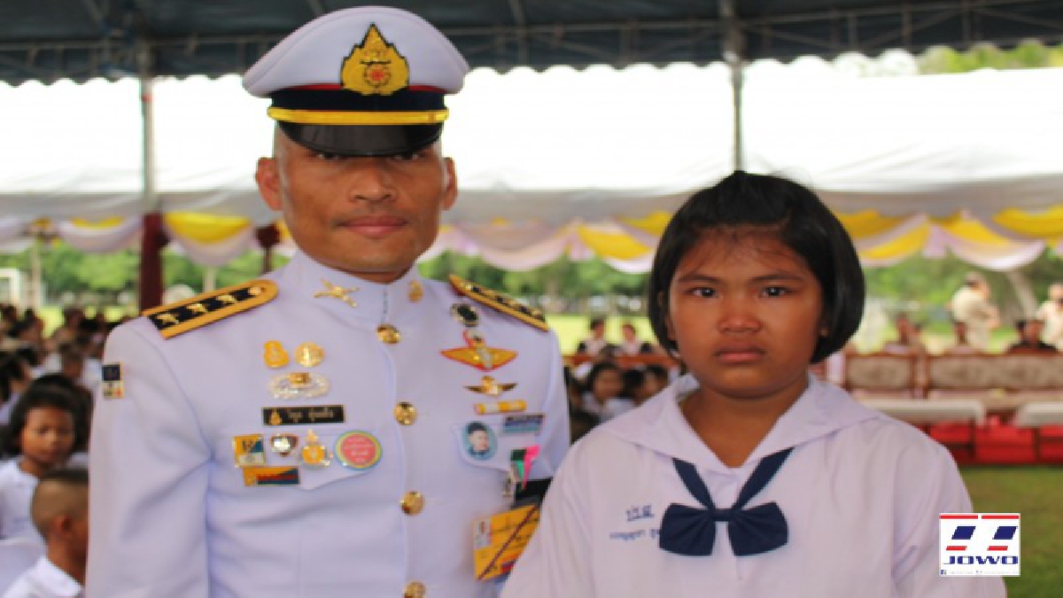 สุดกลั้นน้ำตา!!  นักเรียนชายแดน ซาบซึ้งใจ ผู้แทนพระองค์มอบเครื่องเขียนพระราชทาน เผยจะเก็บบูชาไว้บนหิ้ง เพื่อความเป็นสิริมงคล (ชมคลิป)