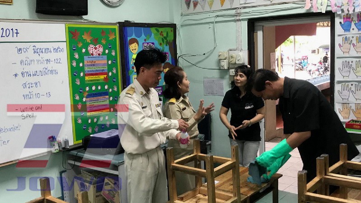 เร่งทำลายเชื้อหวัดพันธุ์A!! จนท.สาธารณสุข-คณะครู รร.อนุบาลพะเยาลงพื้นที่ตรวจสอบพร้อมฆ่าเชื้อหวัดสายพันธุ์ A หลัง นร.ป่วยหลายราย (คลิป)