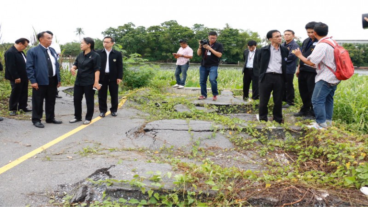 เลขาธิการ ปปท.ลงพื้นที่ตรวจสอบปัญหาการทรุดตัวของถนน บริเวณที่ติดกับแม่น้ำท่าจีน หลังมีชาวบ้านสงสัย การก่อสร้างเป็นไปตามมาตรฐานหรือไม่
