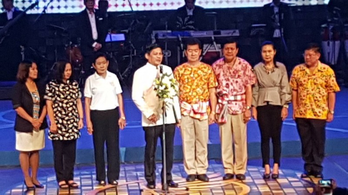 สมเป็นเมืองหลวงเพลงลูกทุ่งไทย!! สุพรรณบุรี จัดยิ่งใหญ่ ประกวดร้องเพลงลูกทุ่งศิวิไลซ์สายสุพรรณ (ชมคลิป)