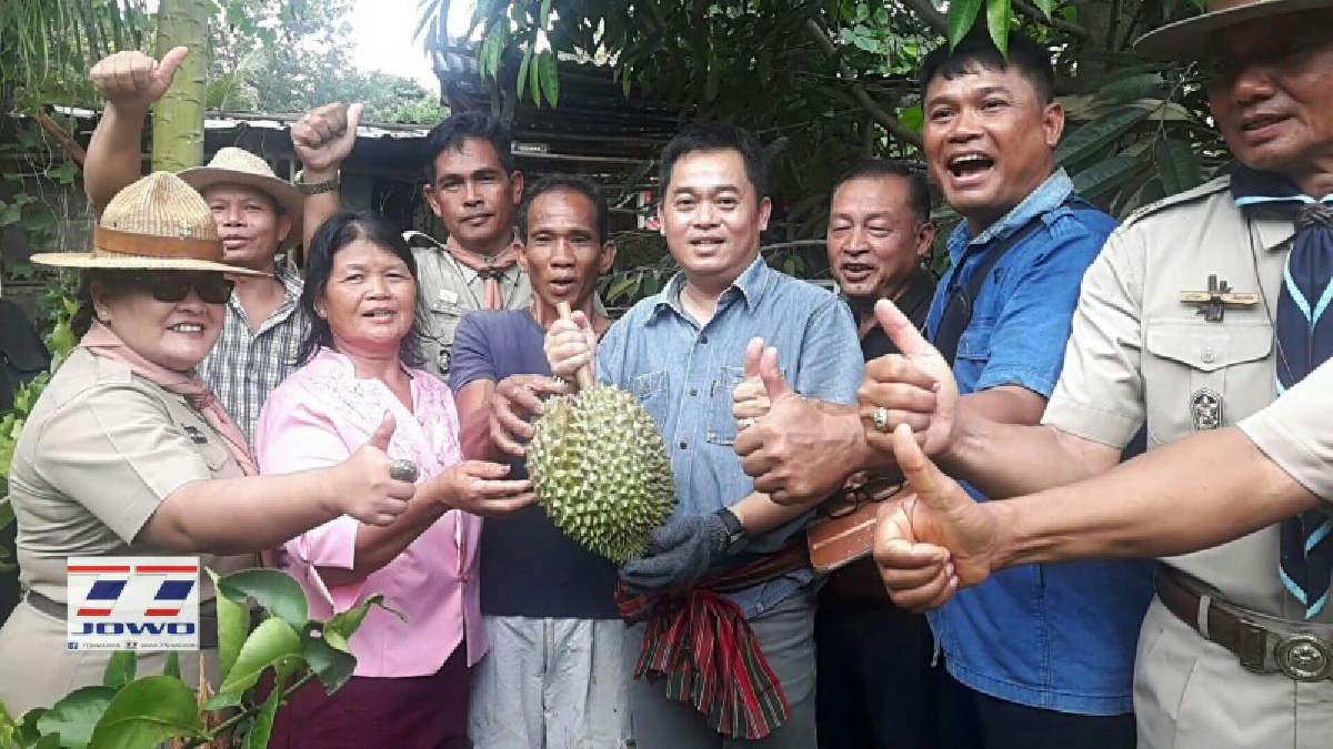 สะเทือนวงการผลไม้อีกครั้ง!เมื่อนายอำเภอรัตนบุรี จ.สุรินทร์ ทำพิธีตัดทุเรียนลูกแรกของอำเภอ เตรียมจะผลักดันให้อ.รัตนบุรีเป็นเมืองผลไม้(มีคลิป)
