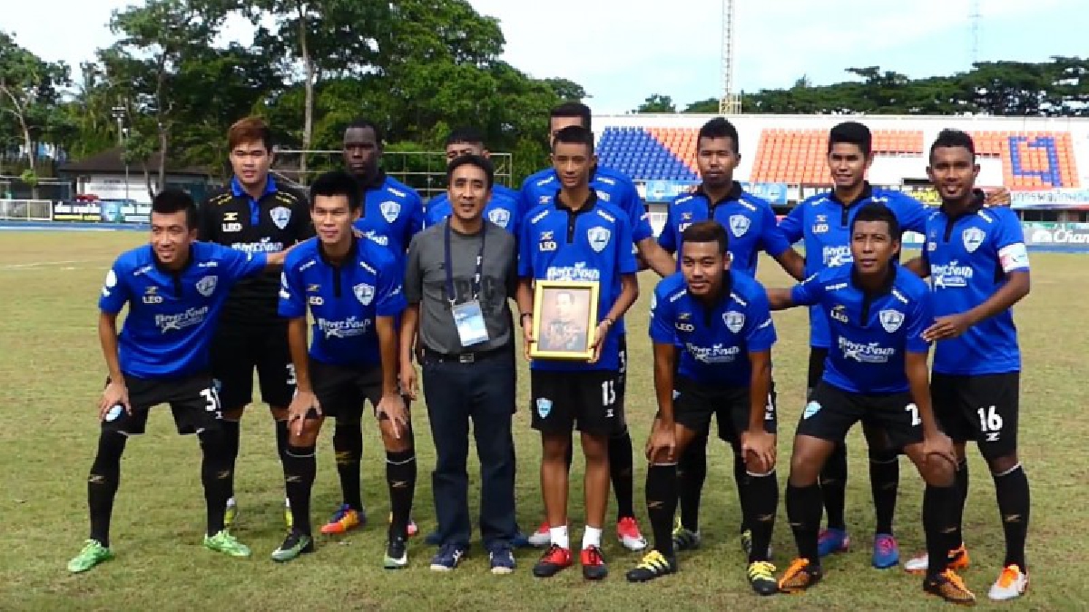 พ่ายคาบ้าน!! ภูเก็ตบุกเอาชนะชุมพรในบ้าน 2-1 พร้อมยัดเยียดความพ่ายแพ้ในบ้านให้กับชุมพรเอฟซีเป็นครั้งแรก ด้วยผู้เล่นในสนาม10 คน(มีคลิป)