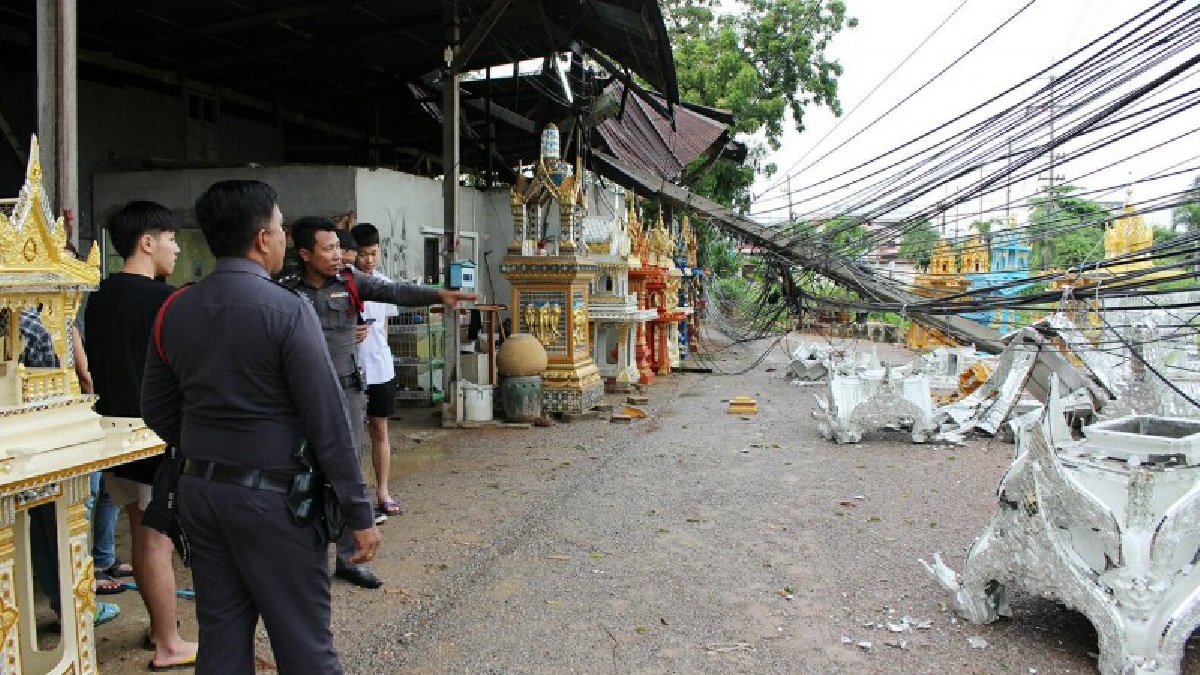 ฝนตกหนัก!! พายุพัดเสาไฟฟ้าล้มทับร้านอาหารและร้านขายศาลพระภูมิพังยับ โชคดีไม่มีคนบาดเจ็บ ( มีคลิป )