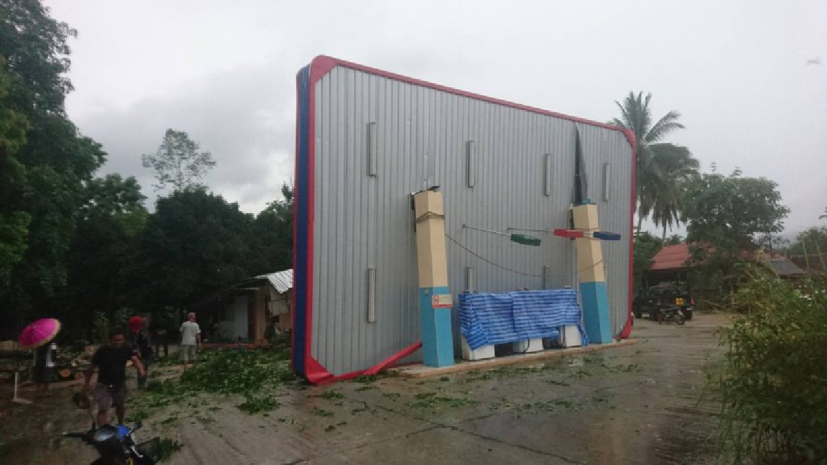 สุดระทึก!!พายุฝนพัดถล่ม ลานสกาอ่วมหนัก หลังคาปั้มน้ำมันเปิด ชาวบ้านแตกกระเจิง