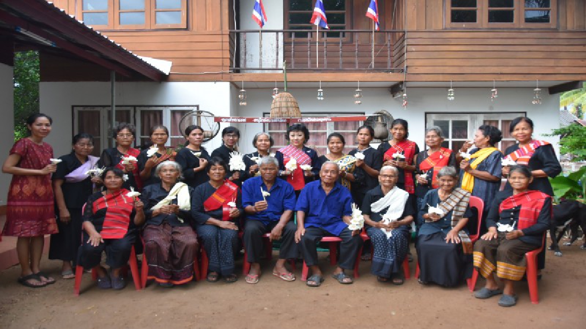 จ.ศรีสะเกษ - ผู้สูงอายุชาวไทยเชื้อสายเขมรโบราณ ร่วมประดิษฐ์ดอกไม้จันทน์ ถวายในหลวง รัชกาลที่ 9 (มีคลิป)