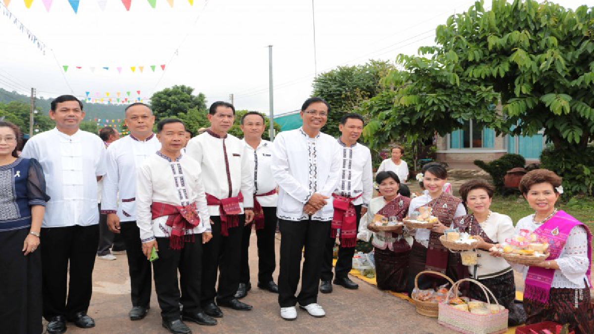 อิ่มบุญสุดๆ!! ร่วมทำบุญตักบาตรครบรอบ 3 ปี ถนนสายบุญ "สหัสขันธ์ไดโนโรด" ยกระดับถนนสายบุญสู่หมู่บ้านโอทอปเพื่อการท่องเที่ยว (มีคลิป)