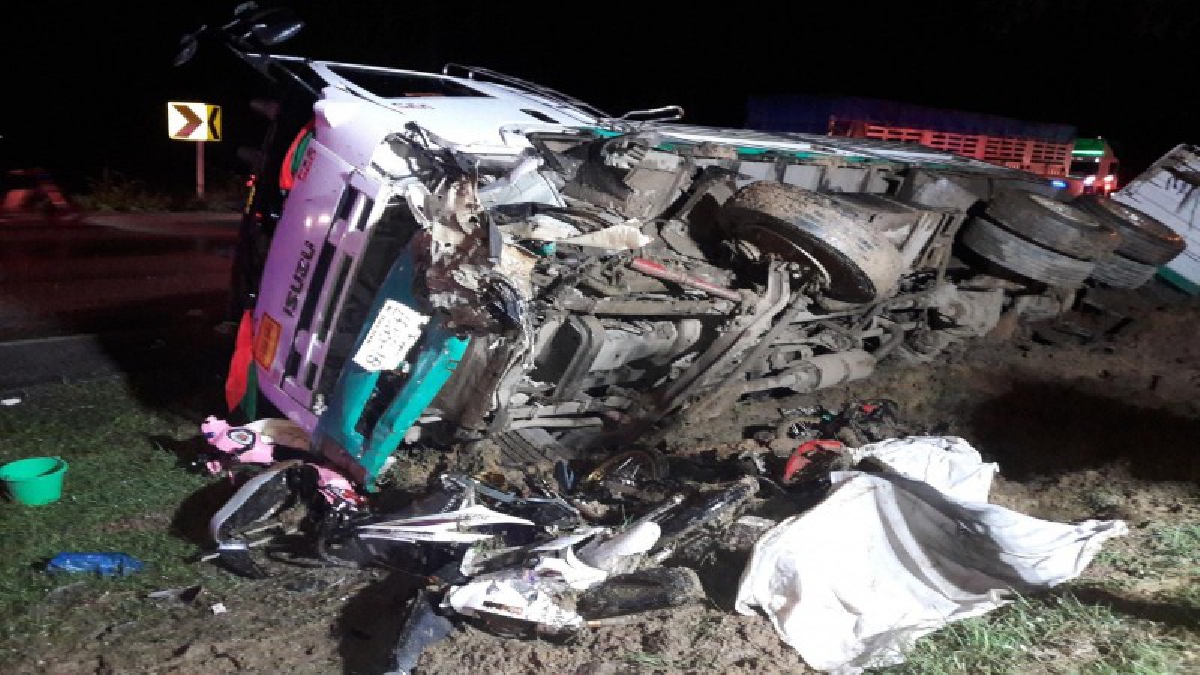 ภาพเหตุการณ์สุดระทึก !! รถพ่วงบรรทุกหินเบรกแตก ลงเขาเอาไม่อยู่ กวาดเรียบคาราวานนักบิดรถโบราณ ดับ 3 เจ็บนับสิบ(ชมคลิป)