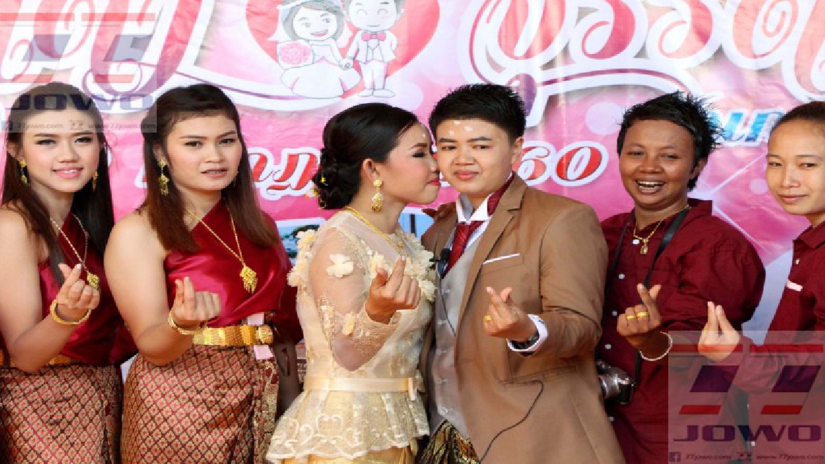 ความรักไม่จำกัดเพศ!?  คู่ทอม-ดี้ จัดแต่งงานอย่างสนุกสนาน มีเพื่อนเจ้าบ่าวเจ้าสาวร่วมงาน แสดงความยินดีอย่างหนาแน่น (มีคลิป)