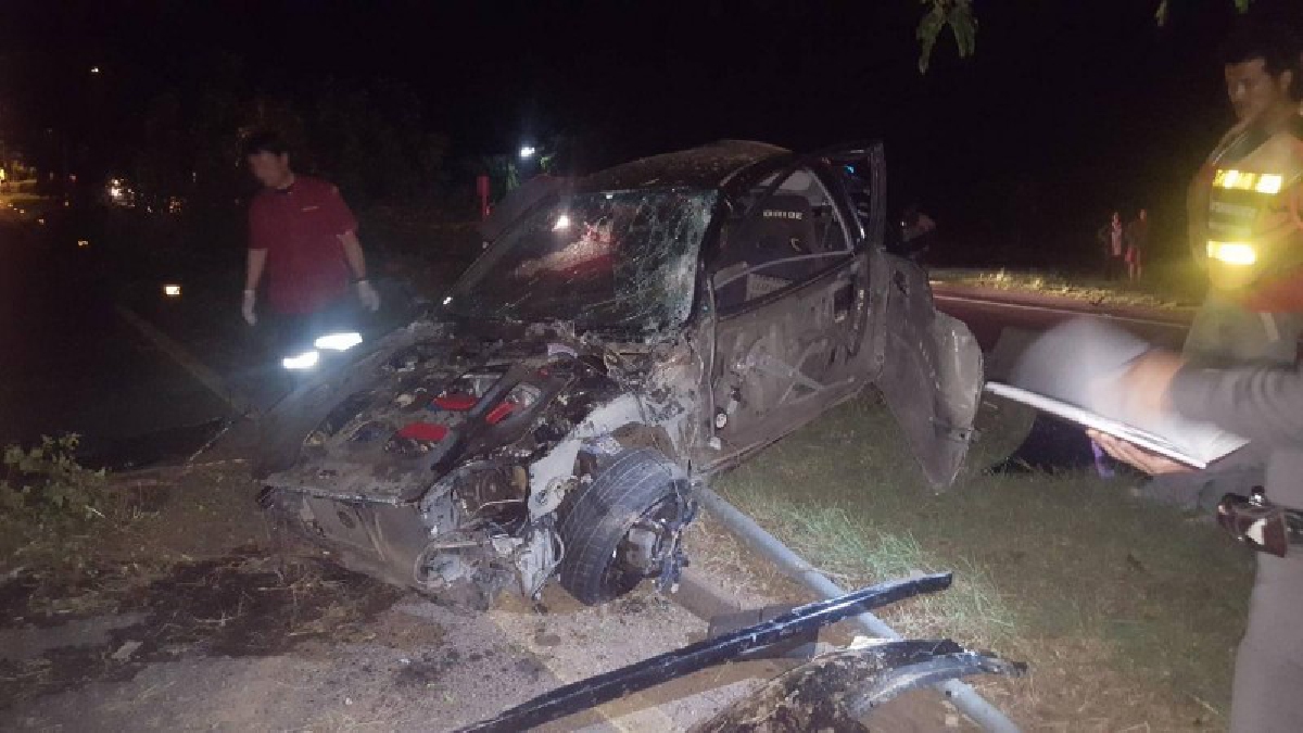 สุดระทึก!! หนุ่มแพร่ขาซิ่ง ควบเก๋งคู่ใจแหกโค้งแม่หลาย ปืนเกาะกลางถนน ฟาดเสาไฟขาด 2 ต้น รถเหลือแต่ซาก