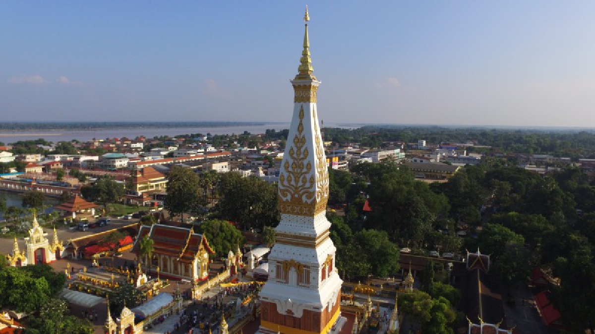 ระทึก!! รองอธิบดีกรมการแพทย์ พลัดตกชั้น 3 ภายในพระธาตุพนม บาดเจ็บ นายอำเภอยันอาการปลอดภัยแล้ว (มีคลิป)
