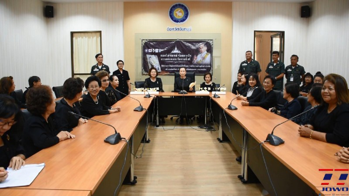 นายกเหล่ากาชาดจันทบุรี!! นำคณะร่วมประดิษฐ์ดอกไม้จันทน์ เพื่อใช้ในพิธีถวายพระเพลิงพระบรมศพพ่อหลวง ร.๙ (มีคลิป)