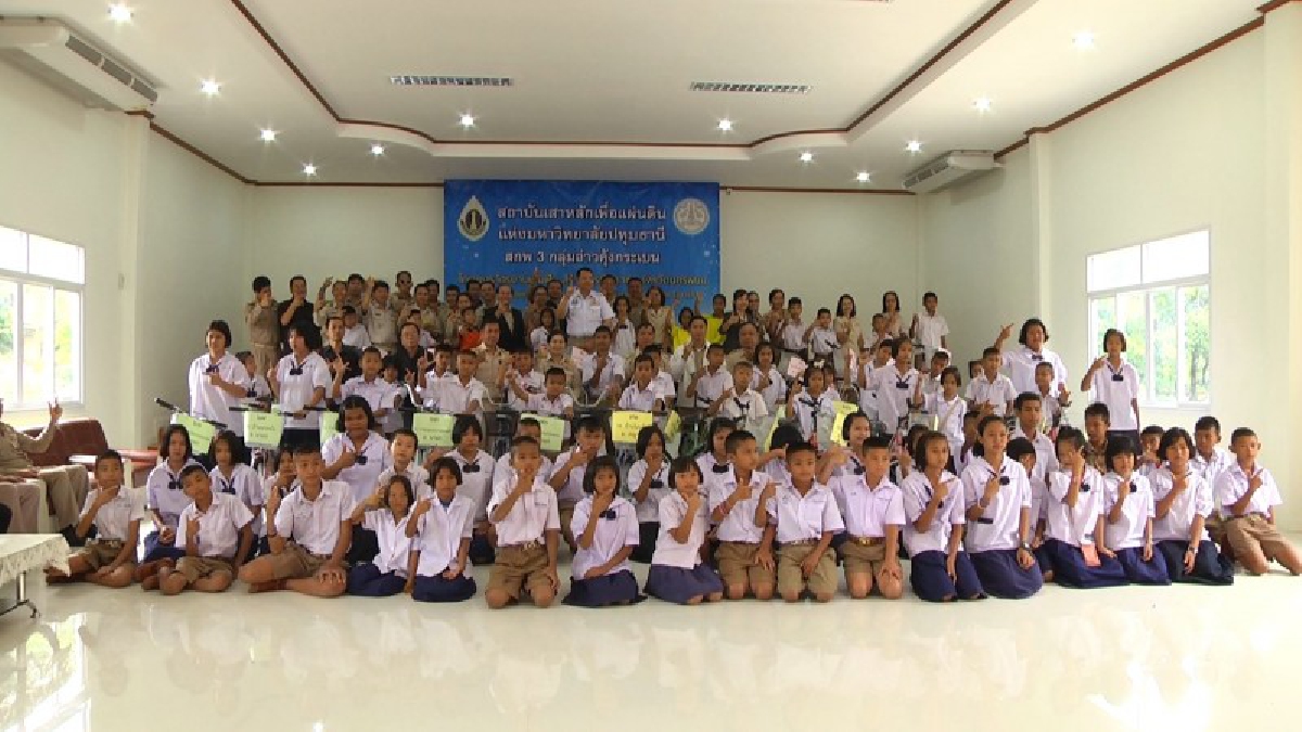 นครพนม!! สกพ.3 มอบจักยานและอุปกรณ์กีฬาช่วยนักเรียนยากไร้ เล็งเห็นถึงความสำคัญการศึกษา ที่จะนำพาให้เยาวชนเป็นคนที่มีประสิทธิภาพ (มีคลิป)