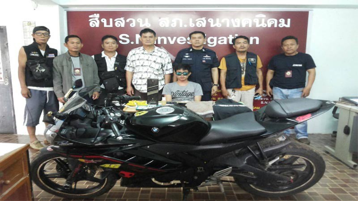 หนีไม่พ้น!! ตร.รวบไอโม่ง คารีสอร์ท ขณะนอนดูทีวี จิบเหล้าที่ขโมยไปอย่างสบายใจ หลังบุกเดี่ยว ควงปืนจี้พนักงานเซเว่น ใจกลางอ.เสนางคนิคม(มีคลิป)